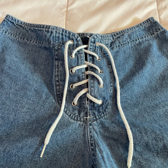 High waisted denim shorts with shoestring tie - Picture 3 of 3